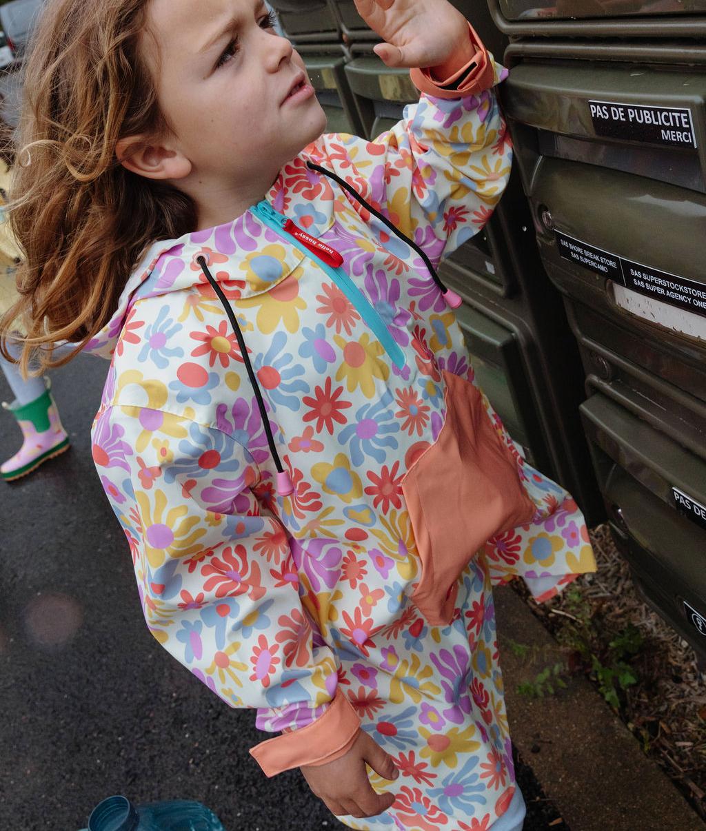 Poncho de pluie imperméable avec capuche Retro Flowers porté par une fille - photo lifestyle - Hello Hossy