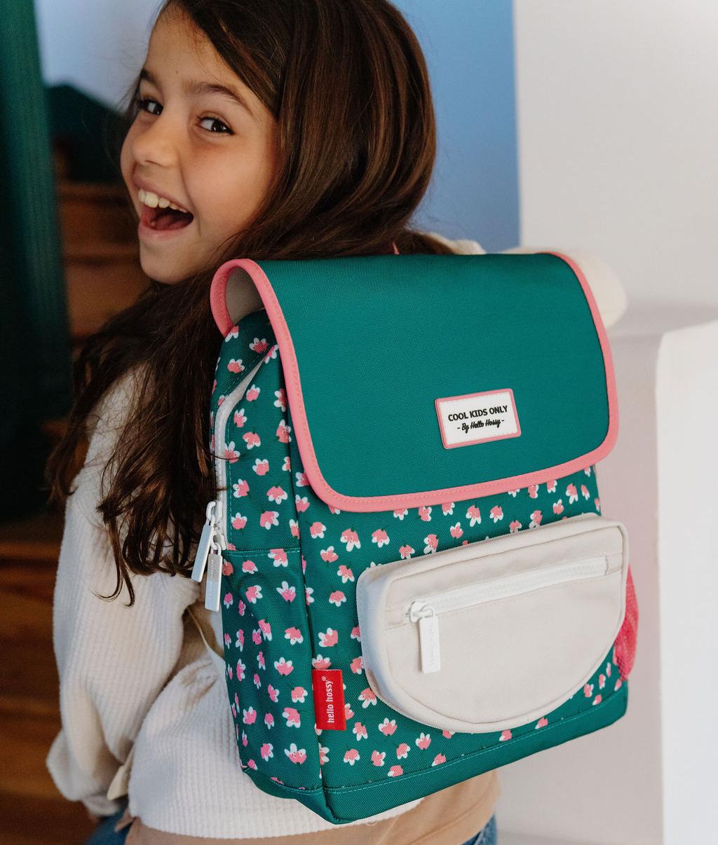 Mochila infantil verde estampado flores rosas bolsillo delantero Hello Hossy
