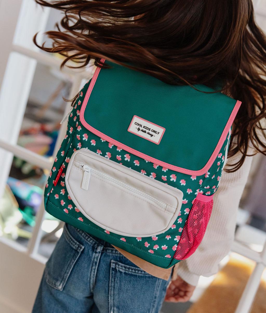 Mochila infantil verde estampado flores rosa bolsillo blanco Hello Hossy