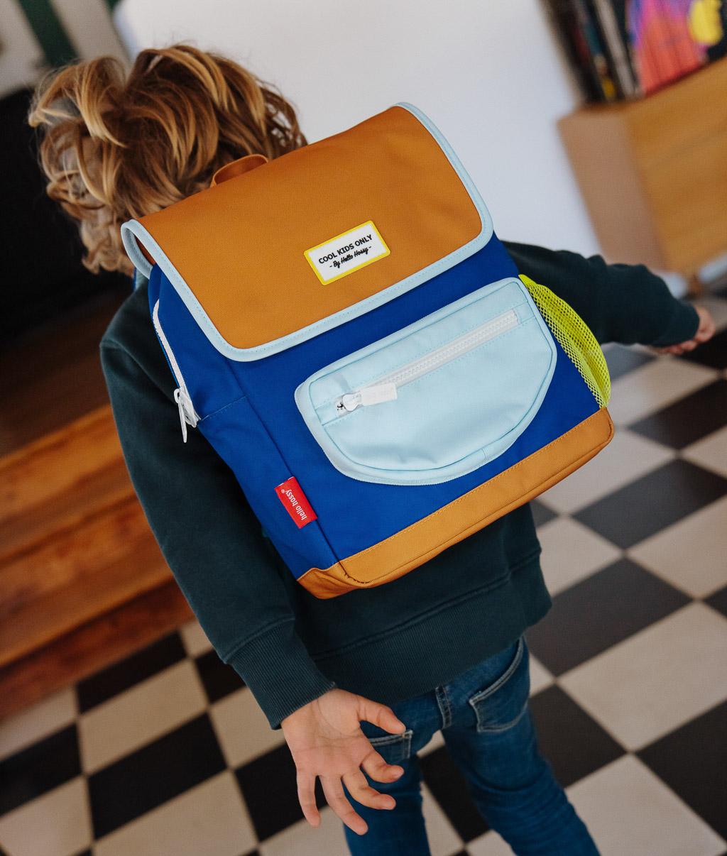 Mochila infantil azul marrón bolsillo delantero claro Hello Hossy