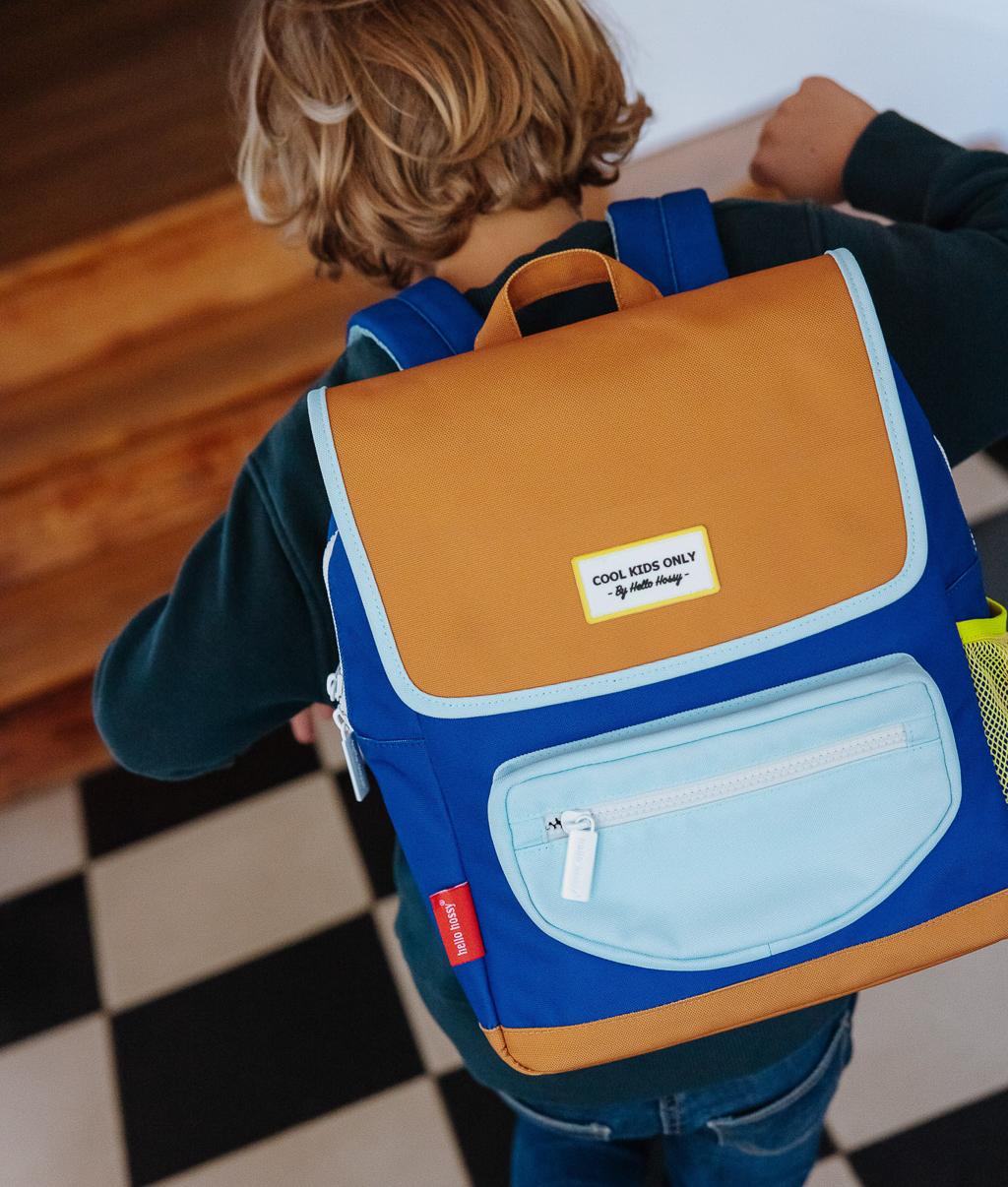 Mochila infantil azul bolsillo claro cierre cremallera detalle amarillo Hello Hossy