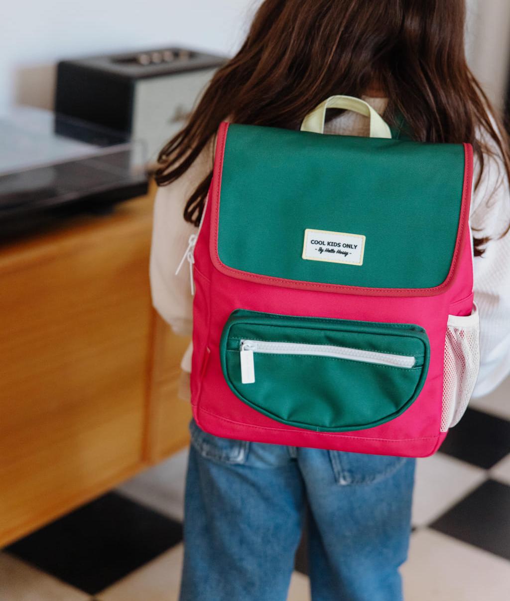 Mochila infantil Framboise con solapa verde bolsillo con cremallera Hello Hossy