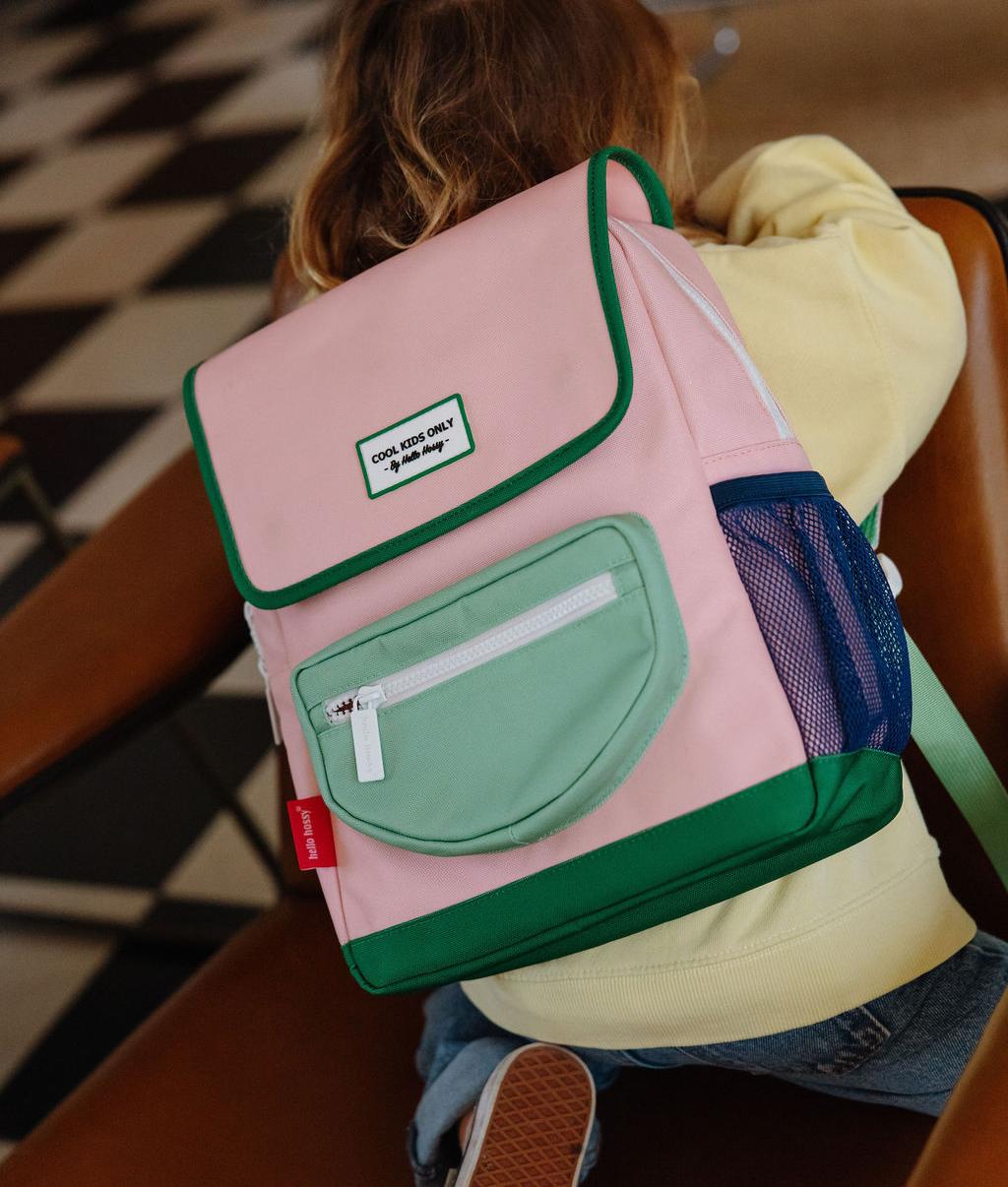 Mochila infantil rosa bolsillo cremallera verde Hello Hossy