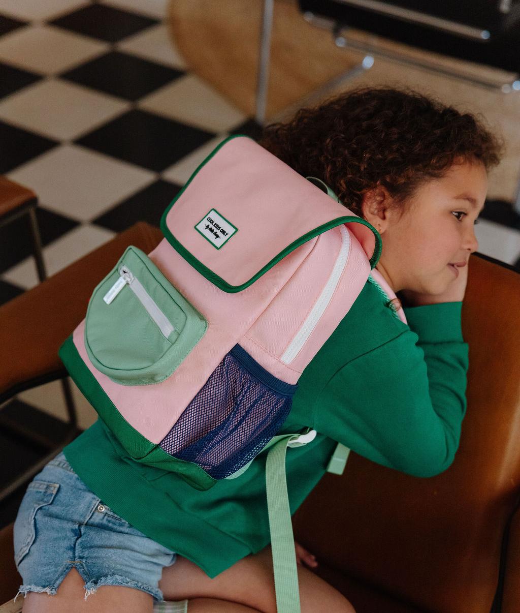 Mochila infantil rosa detalles verdes bolsillo de malla Hello Hossy