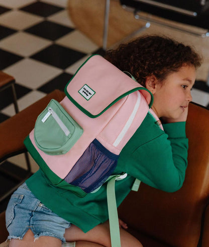 Mochila infantil rosa detalles verdes bolsillo de malla Hello Hossy
