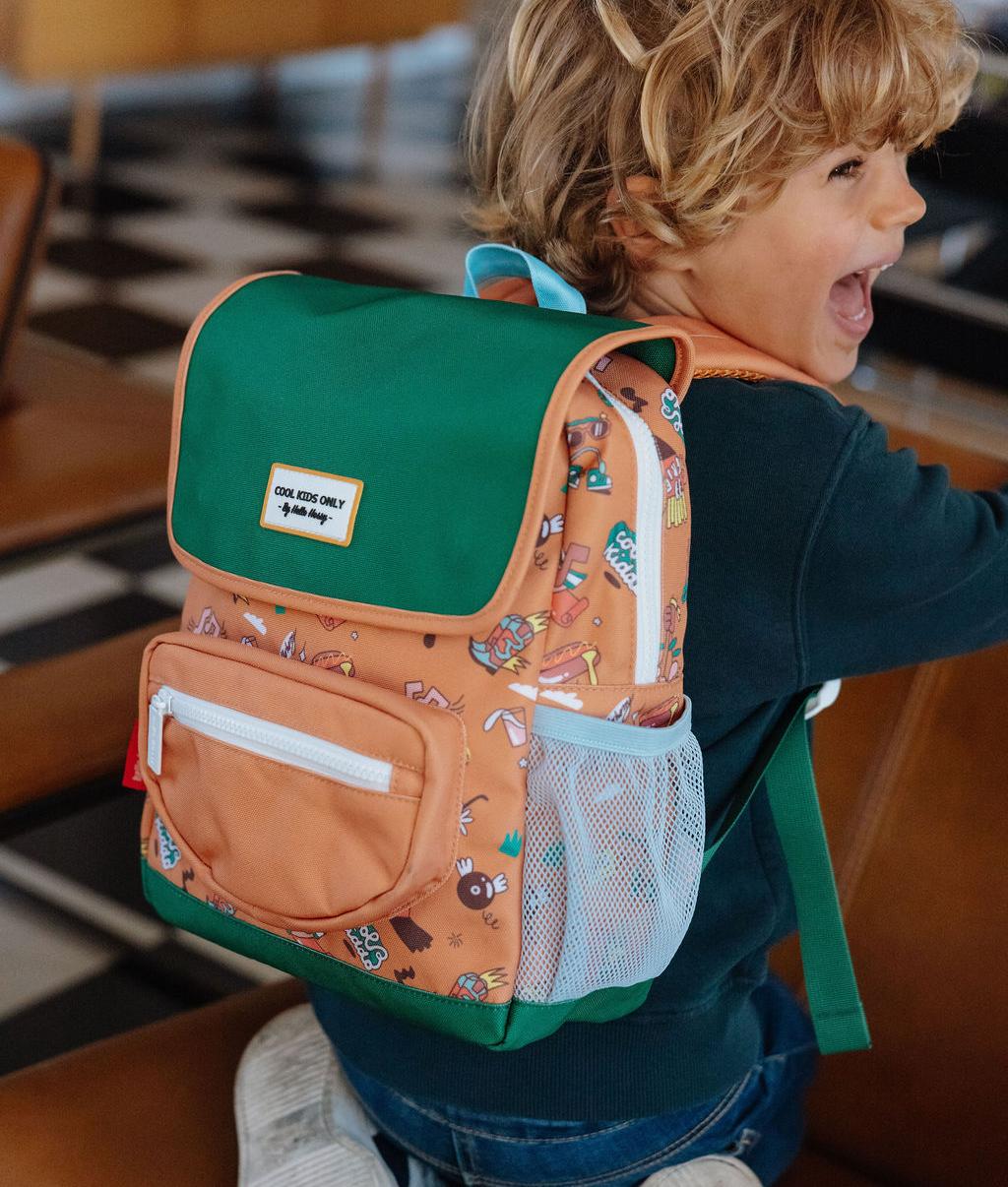 Mochila infantil marrón estampado música solapa verde Hello Hossy