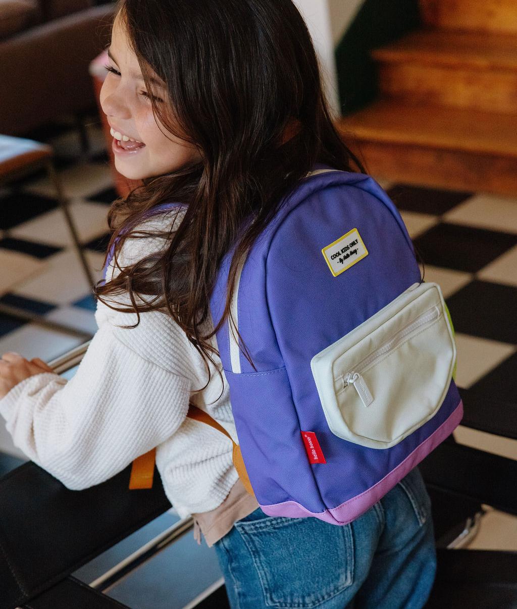 Mochila infantil violeta bolsillo delantero blanco Hello Hossy