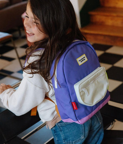 Mochila infantil violeta bolsillo delantero blanco Hello Hossy