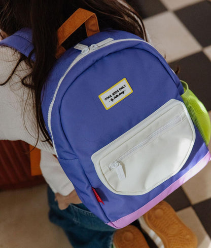 Mochila infantil violeta bolsillo blanco detalle amarillo Hello Hossy