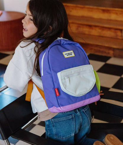 Mochila infantil violeta bolsillo blanco Hello Hossy