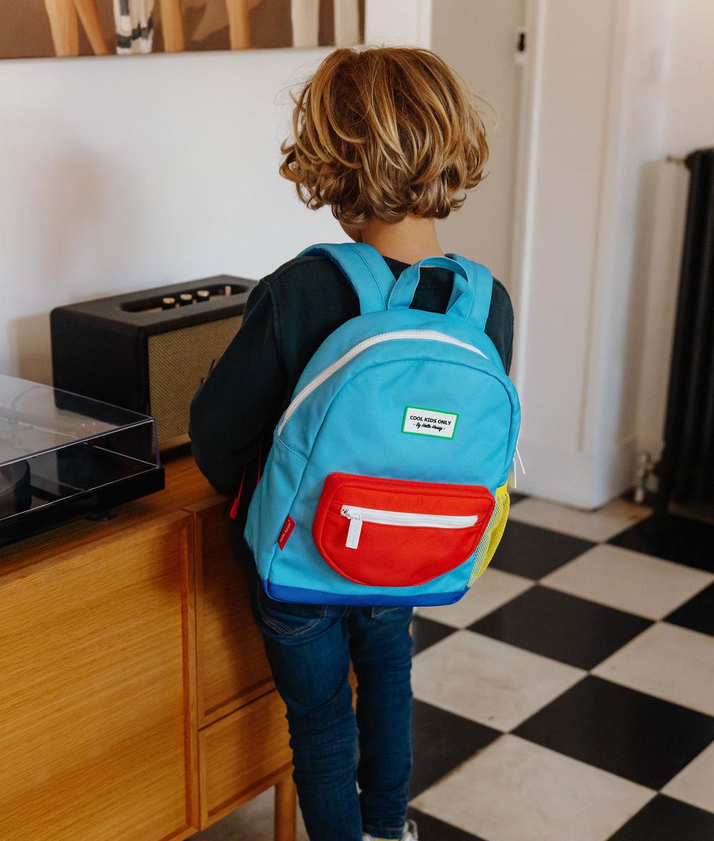 Mochila infantil azul bolsillo rojo detalle amarillo Hello Hossy