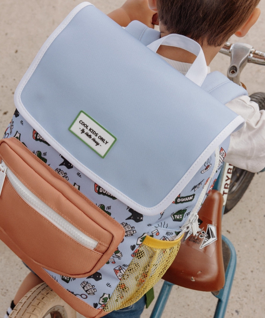 Sac à dos enfant bleu motif sport poche camel filet jaune Hello Hossy