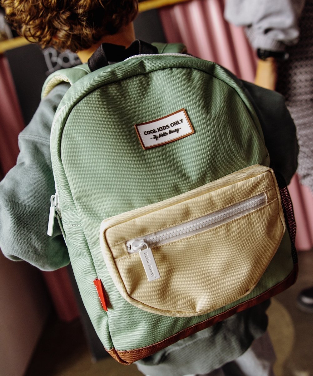 Mochila infantil verde bolsillo beige cierre blanco Patch texto Hello Hossy
