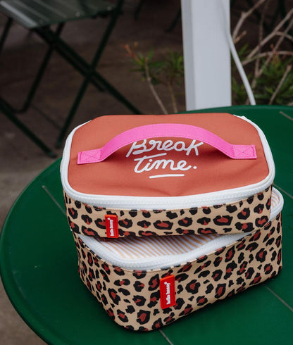 Sac repas enfant motif léopard crème marron inscription rose Hello Hossy