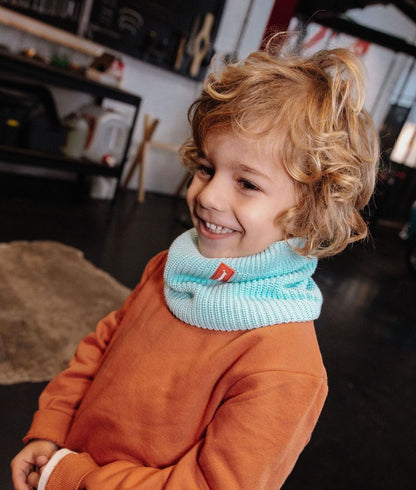 Garçon portant le tour-de-cou en maille Cocoon Candy - photo lifestyle - Hello Hossy