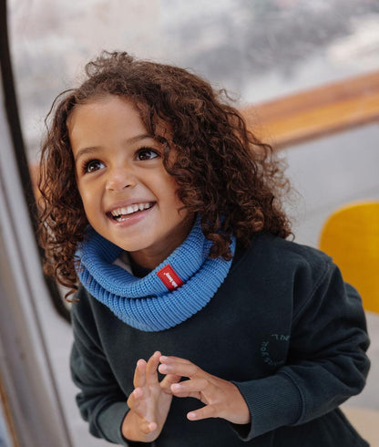 Snood infantil azul de punto acanalado con etiqueta roja Hello Hossy