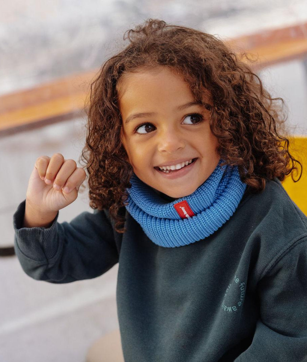 Niño con Snood azul de algodón y punto fino, detalle rojo Hello Hossy