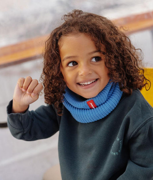 Niño con Snood azul de algodón y punto fino, detalle rojo Hello Hossy
