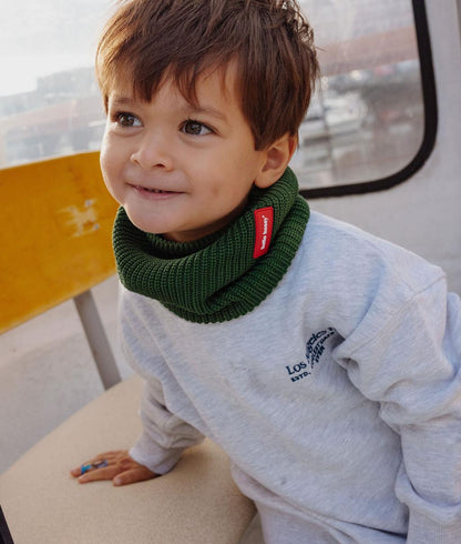 Snood infantil verde acanalado con etiqueta roja Hello Hossy