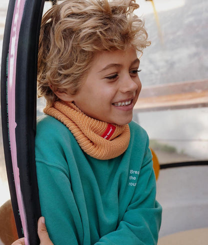 Snood infantil Camel de punto grueso con etiqueta roja Hello Hossy