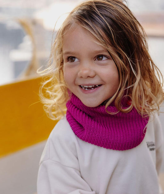 Niño con snood violeta de punto grueso Hello Hossy