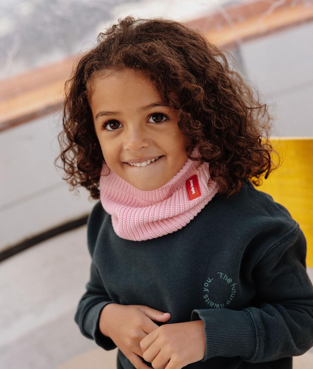 Snood infantil rosa de punto acanalado con etiqueta roja Hello Hossy