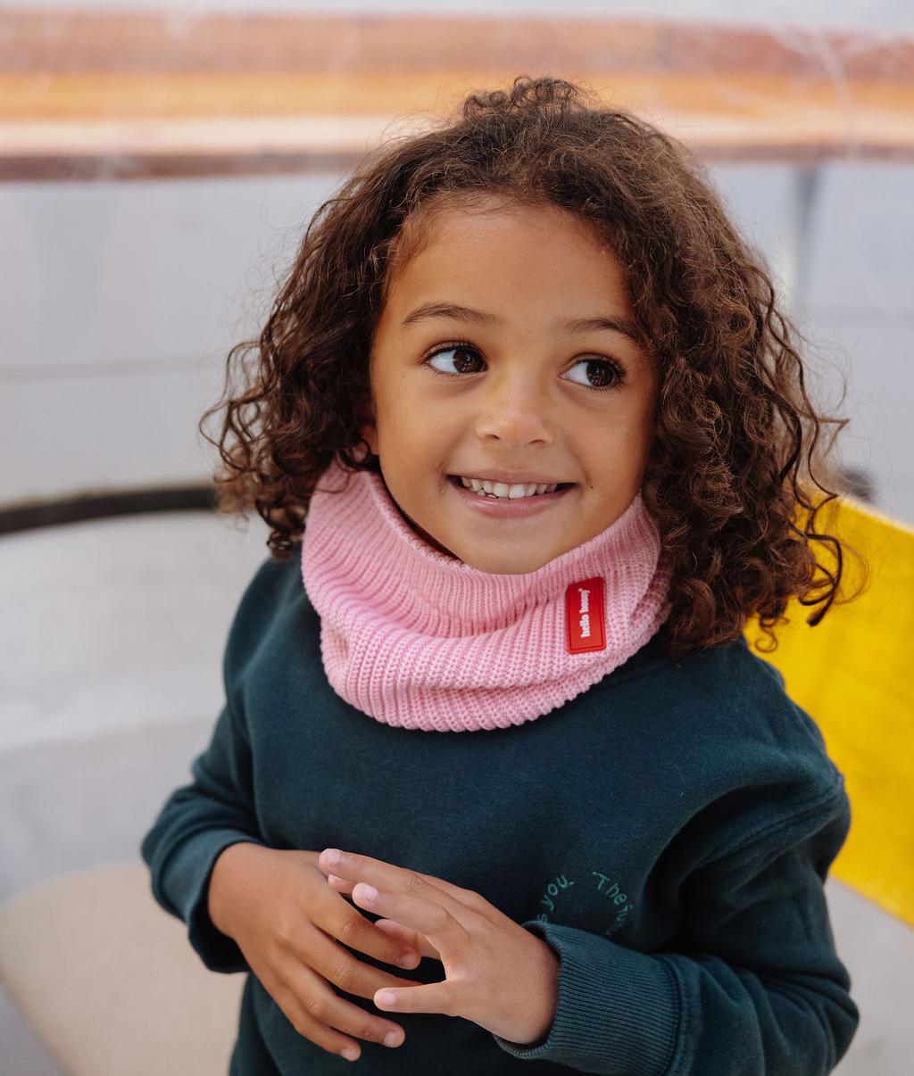 Snood infantil rosa de punto con etiqueta roja Hello Hossy