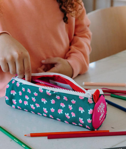 Estuche Escolar infantil verde estampado flores rosa inscripción Cool Kids Only Hello Hossy