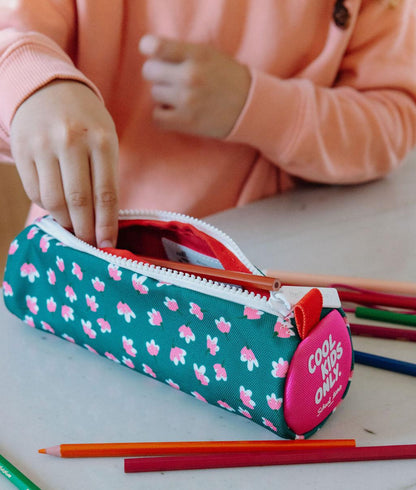 Estuche Escolar infantil verde estampado flores rosa cierre con cremallera Hello Hossy