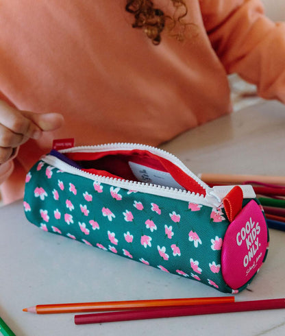 Estuche Escolar infantil verde estampado flores rosa apertura con cremallera Hello Hossy