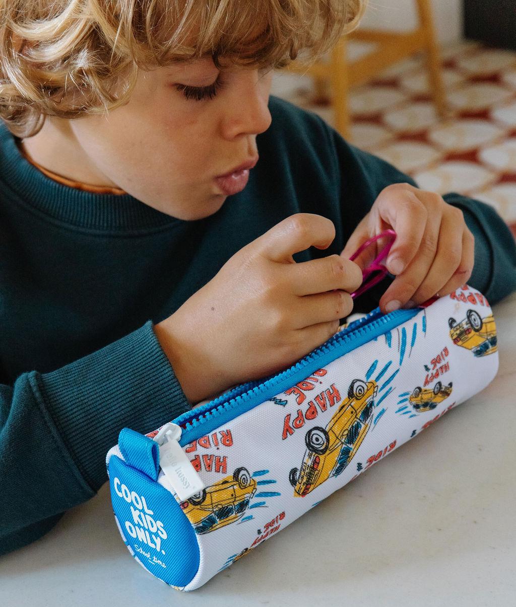 Estuche Escolar infantil blanco motivo coches cremallera azul Hello Hossy
