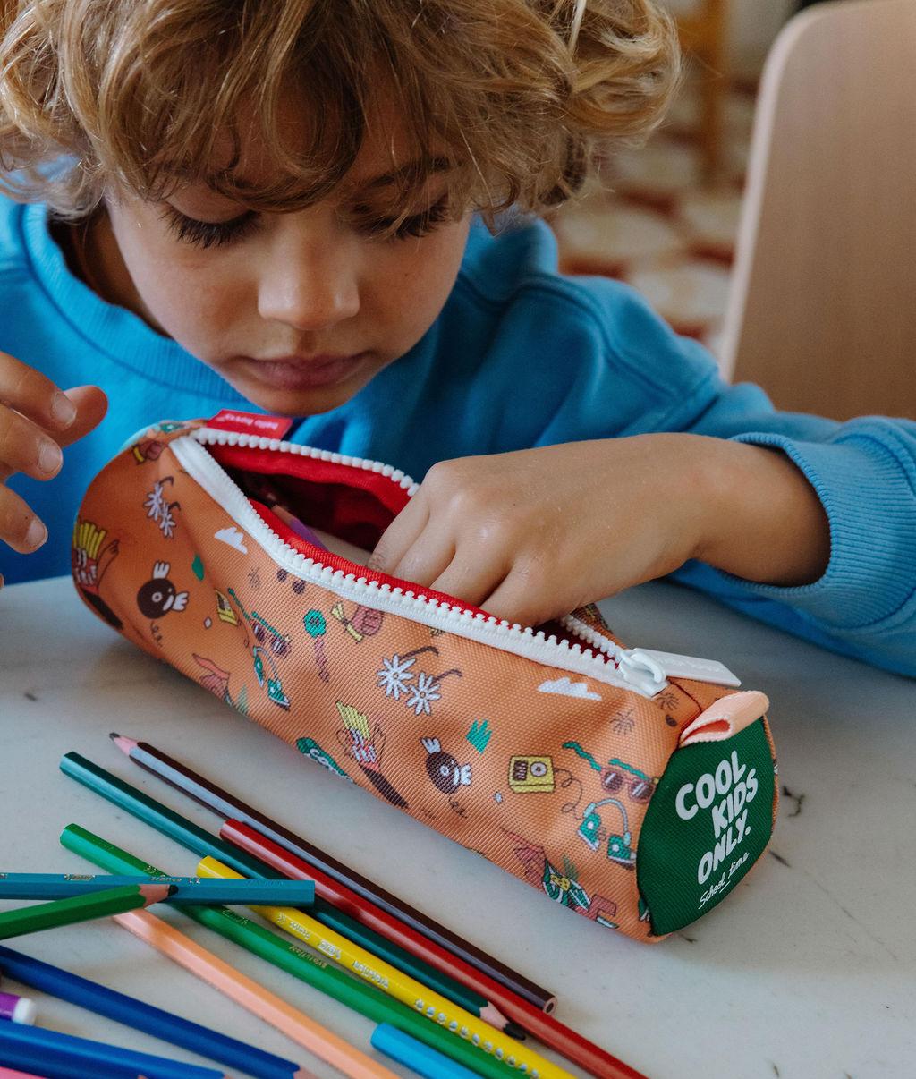 Estuche Escolar infantil marrón motivo música detalle texto verde Hello Hossy
