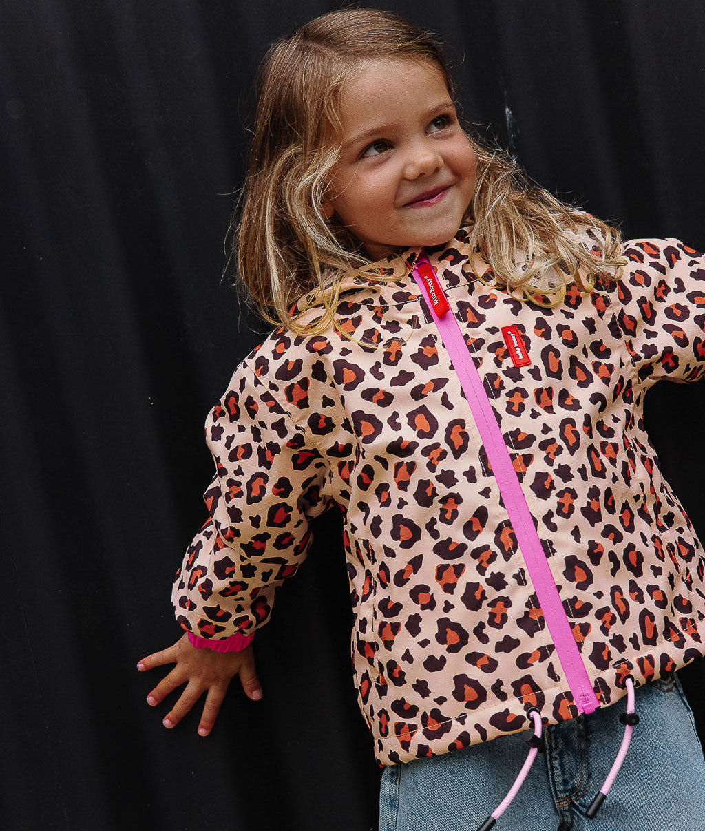 Chaqueta de invierno infantil con estampado leopard marrón y negro, cremallera rosa Hello Hossy