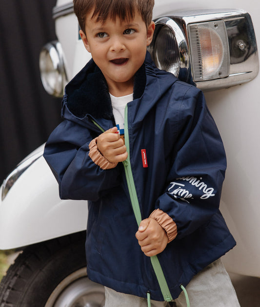 Chaqueta de invierno infantil azul marino con capucha, mangas elásticas y detalles naranja y verde Hello Hossy