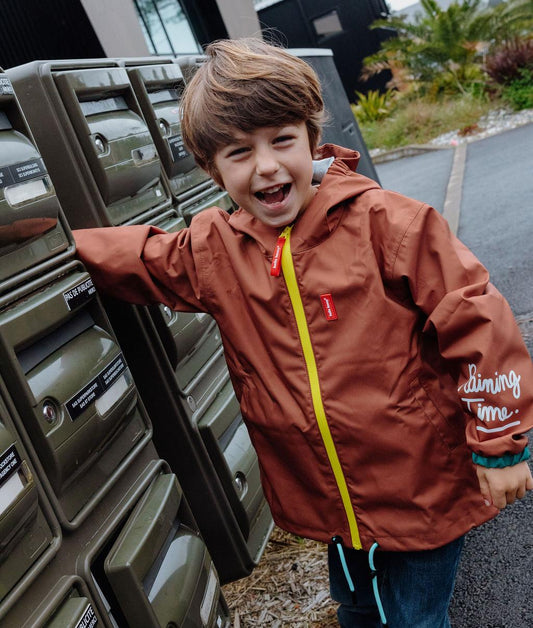 Garçon portant la veste de pluie imperméable avec capuche Peanut – vue de face – Hello Hossy
