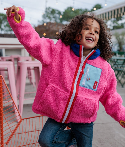 Chaqueta polar infantil fucsia con bolsillo azul con cremallera Hello Hossy