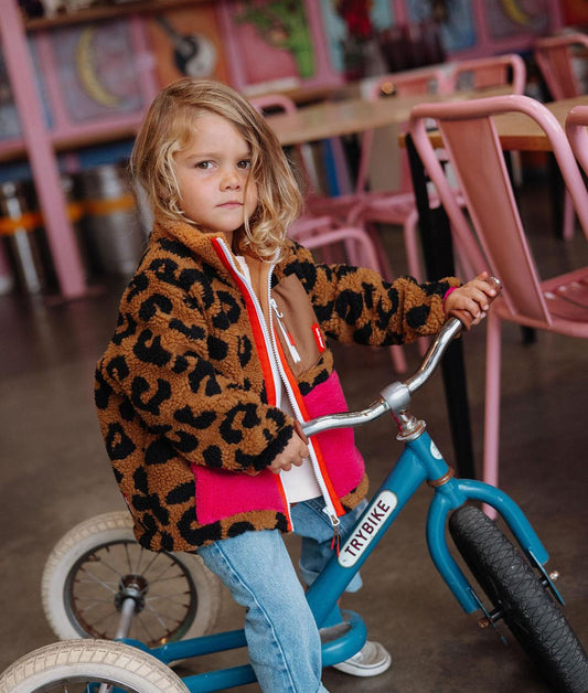 Veste polaire enfant imprimé léopard portée Hello Hossy