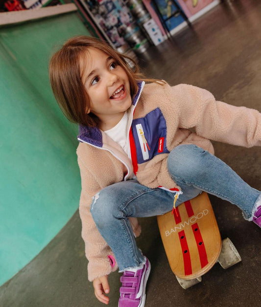 Veste polaire enfant bicolore beige violette portée Hello Hossy