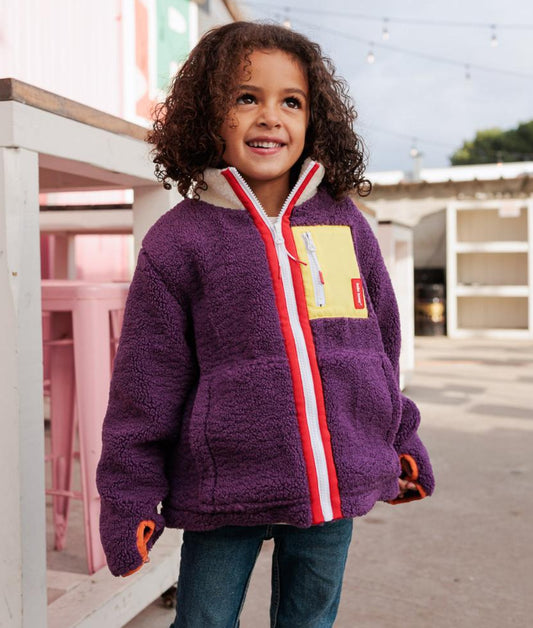 Chaqueta polar infantil color ciruela con bolsillo amarillo y cierre de cremallera rojo Hello Hossy