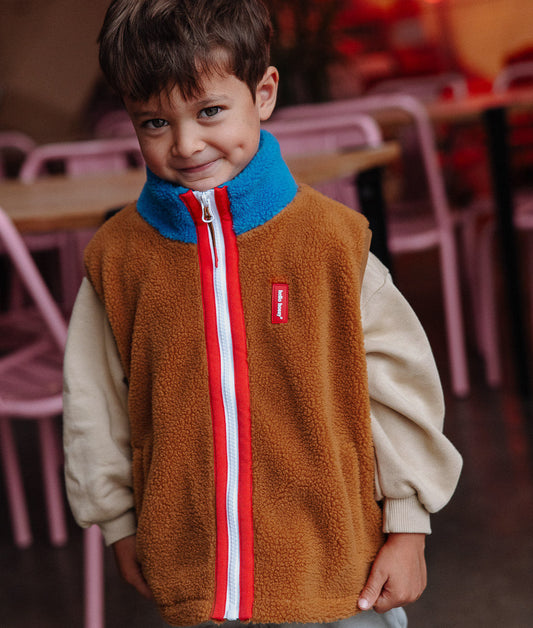 Chaleco polar infantil camel azul, detalle de cremallera roja Hello Hossy