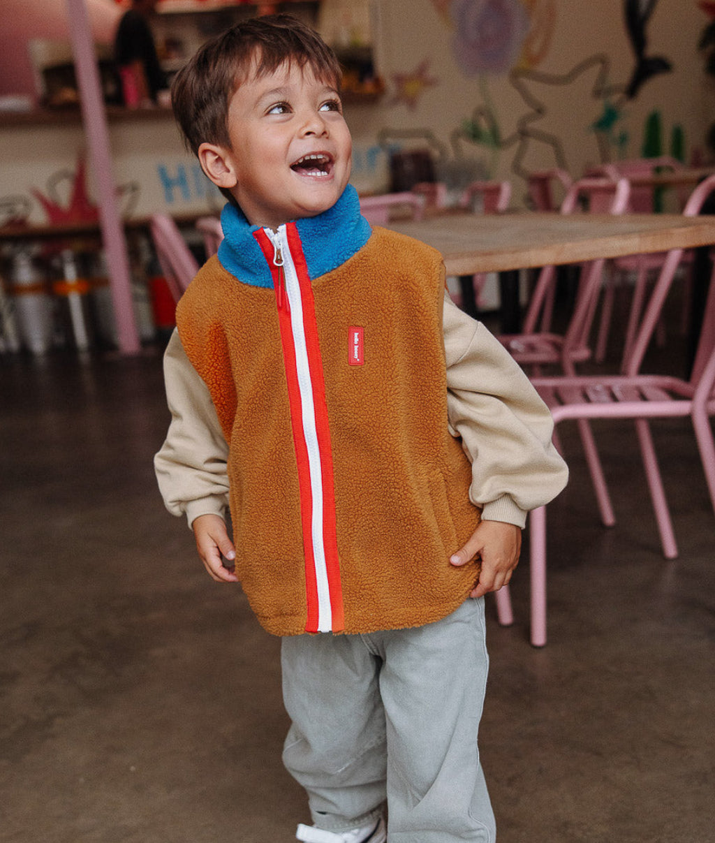 Chaleco polar infantil camel azul con cuello alto y cremallera roja Hello Hossy