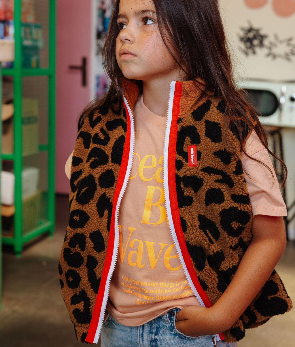 Chaleco polar infantil marrón con estampado leopard, cremallera roja Hello Hossy