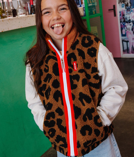 Chaleco polar infantil marrón con estampado leopard, cremallera en contraste Hello Hossy