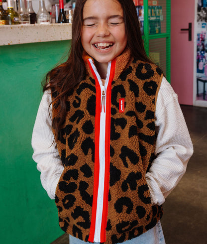 Chaleco polar infantil marrón con estampado leopard, cremallera roja Hello Hossy