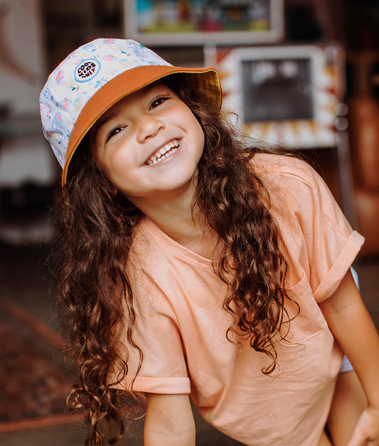 Gorrito infantil blanco con motivo de viajes, borde naranja Hello Hossy